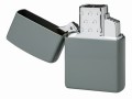 przykład wkładu ZIPPO w zapalniczce w szarym kolorze