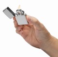 wkład fajkowy w przykładowej zapalniczce ZIPPO odpalony