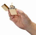przykład odpalonego wkładu fajkowego w zapalniczce ZIPPO