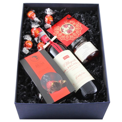 czerwone wytrawne wino słodycze pralinki czekoladowe cytrynki w rumie z malinami wykwintne produkty