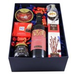 Czerwony kosz prezentowy z winem