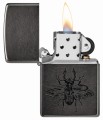 Zippo w ciemnej tonacji z czarnym, świecącym chrabąszczem na obudowie