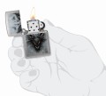 Zippo z agresywnym wizerunkiem smoka na tle srebrnej, błyszczącej powierzchni