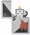 Zippo w stalowym kolorze z charakterystycznym logo i wyrazistym, czerwonym płomykiem