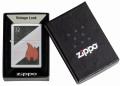 Model Zippo w metalicznym stylu z dekoracyjnym logo i czerwonym płomieniem