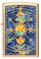 Model Zippo w eleganckim złocie z niebieskimi znakami inspirowanymi kosmosem.