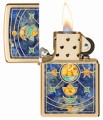 Zippo w błyszczącym złocie z detalami niebieskich znaków astrologicznych.