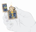 Zapalniczka Zippo ze złotą powierzchnią ozdobioną niebieskimi motywami astralnymi.