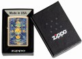 Model Zippo w kolorze złota z niebieskimi grafikami nawiązującymi do symboliki nieba.