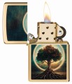 Zippo w eleganckim złocie z artystycznym zdjęciem drzewa w spokojnym pejzażu.