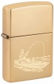 Zapalniczka Zippo w złotym wykończeniu z ilustracją białej łódki na wodzie.