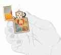 Zapalniczka Zippo z harmonijną kompozycją ziemi, ognia, wody i powietrza na złotym tle.
