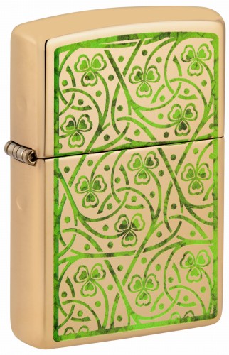 Zapalniczka Zippo w złotym wykończeniu z zielonymi motywami koniczyn.