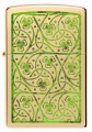 Model Zippo w eleganckim złocie ozdobiony delikatnymi koniczynkami w zieleni.