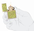Zapalniczka Zippo z akcentami koniczyn w intensywnej zieleni na złotym tle.