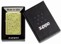 Model Zippo w klasycznym złocie z subtelną grafiką zielonych koniczyn.