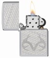 Zippo w srebrnym kolorze z intensywnym, naturalnym wzorem kamuflażu Realtree.