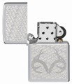 Srebrna zapalniczka Zippo z pełnym, szczegółowym wzorem Realtree na powierzchni.
