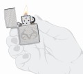 Zapalniczka Zippo ozdobiona srebrnym tłem i gęstym, leśnym wzorem Realtree.