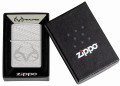 Model Zippo z srebrnym połyskiem i realistycznym wzorem kamuflażu Realtree.