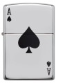 Model Zippo w chromowanym srebrze z wyrazistym wzorem asa pik.
