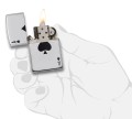 Zapalniczka Zippo w stylu asa pik z lśniącą, chromowaną powierzchnią.