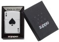 Model Zippo z chromowanym srebrnym korpusem i motywem asa pik na wieczku.