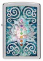 Model Zippo w srebrnym wykończeniu ozdobiony kamiennym motywem liścia lotosu.