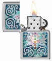 Zapalniczka Zippo z eleganckim, srebrnym korpusem i artystycznym liściem lotosu z efektem kamienia.