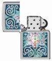 Zippo w srebrnym kolorze z detaliczną grafiką lotosu przypominającego rzeźbę w kamieniu.