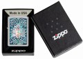 Model Zippo z połyskującą, srebrną powierzchnią i kamiennym liściem lotosu.