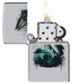 Zapalniczka Zippo ze srebrną powierzchnią i graficznym przedstawieniem skaczącej ryby.