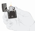 Ciemna stal i czarny płomień tworzą kontrastowy design tej zapalniczki Zippo.