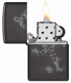Zippo w kolorze czarnym z wyrazistą, białą postacią piłkarza.