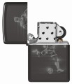 Zapalniczka Zippo o czarnym wykończeniu z ilustracją kopiącego piłkę zawodnika.