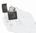 Czarna Zippo ozdobiona prostą, białą grafiką piłkarza w ruchu.