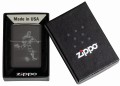 Model Zippo w czerni z klasyczną, białą ilustracją piłkarską.