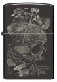 Model Zippo w czarnym wykończeniu z artystyczną czaszką pokrytą grzybami.