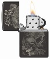 Zippo w kolorze czarnym z detaliczną grafiką czaszki i organicznych form grzybów.