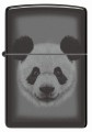 Model Zippo w czarnym kolorze z kontrastową grafiką pandy.