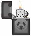 Zippo w wersji czarnej ozdobiona minimalistycznym wizerunkiem pandy.