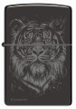 Model Zippo w czarnym kolorze z drapieżnym wizerunkiem tygrysiej głowy.