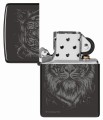 Zapalniczka Zippo o ciemnym wykończeniu z detaliczną grafiką tygrysa.