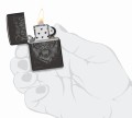 Czarna Zippo z realistycznym spojrzeniem groźnego tygrysa.