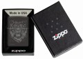 Model Zippo z czarną obudową i dynamicznym motywem tygrysiej głowy.