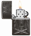 Zapalniczka Zippo w czerni z detaliczną grafiką wojownika i symbolami kanji.