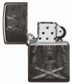 Zippo w czarnej wersji z dynamiczną postacią samuraja i orientalnym pismem.