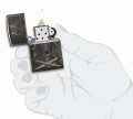 Czarna Zippo ozdobiona japońskimi literami i postacią zbrojnego samuraja.