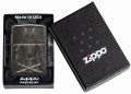 Zapalniczka Zippo o czarnym tle z klimatycznym rysunkiem samuraja i japońskim napisem.