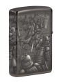 Model Zippo z ilustracją samuraja w ruchu i subtelnymi znakami kanji.